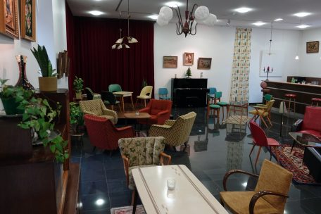 Selbst in der Bar des Kulturhauses herrscht derzeit das Gute-Stube-Flair der 1960er und 1970er Jahre, jener Zeit, in der Pir Kremer die Luxemburger Radio- und Theaterwelt eroberte