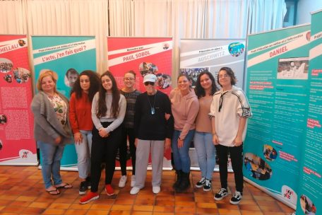 Die Jugendlichen zusammen mit dem Zeitzeugen Paul Sobol