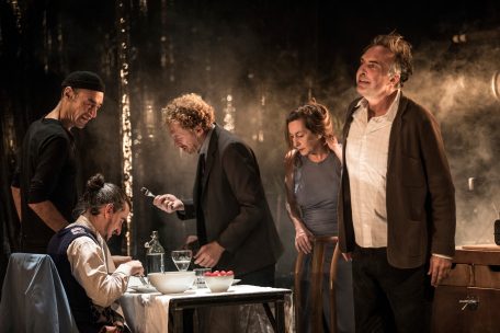 Théâtre / Vérité ou profit?