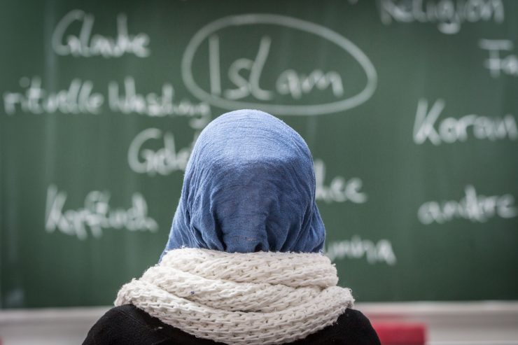 Österreich / Kopftuchverbot in Schulen entzweit ÖVP und Grüne, aber auch Muslime