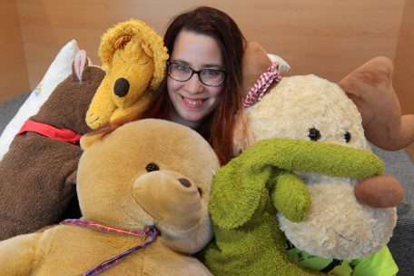 Kim Nilles zwischen den Kuscheltieren in der gemütlichen Leseecke. Ihr Lieblingsbuch: „Die Säulen der Erde“ von Ken Follett.