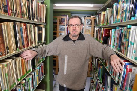 Georges Gromes gehört zum Inventar der Escher Bibliothek. Er arbeitet seit 36 Jahren dort und kennt jede Schraube des Gebäudes. Sein Lieblingsbuch: „Die fliegenden Bücher des Mister Morris Lessmore“ von William Joyce