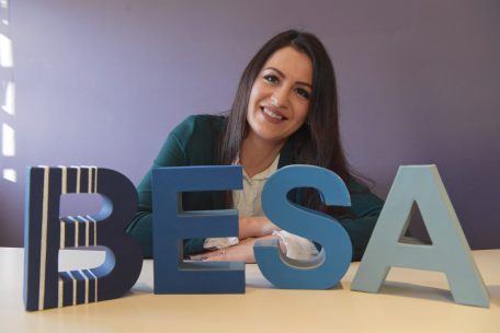 Bastelfee Daniela Nigueira bindet die Bücher der Bibliothek seit 17 Jahren ein und hatte somit jedes schon einmal in der Hand. Ihr Lieblingsbuch: „La tresse“ von Laetitia Colombani.