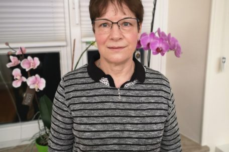 Mira hat einen grünen Daumen und kümmert sich täglich um die Pflanzen in der Bibliothek