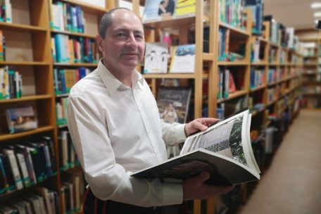 Der Escher Aldo Sagramola kommt regelmäßig in die Bibliothek, um Recherchen für seine Fotoprojekte zu machen