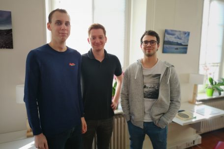 Die drei Geschichtsstudenten der Uni.lu, Damien, Bob und Max, kommen seit zwei Jahren regelmäßig zum Lernen in den Lesesaal. Sie schätzen die herzliche BESA-Atmosphäre.