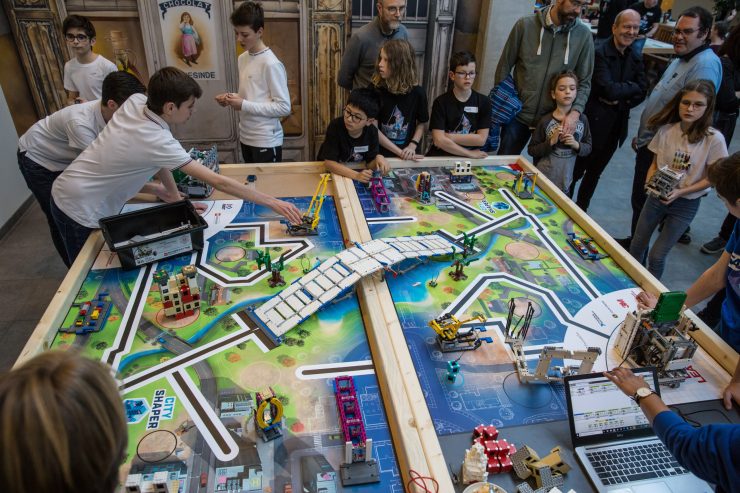 Lego League / Schüler bauen eine Stadt aus Legosteinen