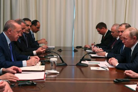 Auf unterschiedlichen Seiten stehend im Libyen-Konflikt: Gespräche zwischen der türkischen und der russischen Delegation in Berlin