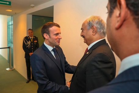 Emmanuel Macron begrüßt Khalifa Haftar: Frankreich steht entgegen der anderen Europäer aufseiten der international nicht anerkannten Regierung aus dem Osten Libyens – Feldmarschall Haftar dirigiert deren Truppen