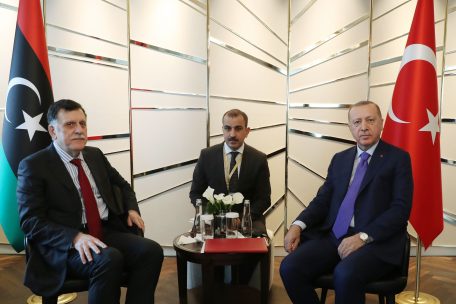 Fayiz al-Sarrasch (l.) hier in Berlin mit dem türkischen Präsidenten Recep Tayyip Erdogan: Der international anerkannte Ministerpräsident Libyens steht schwer unter Druck, hat aber die Türkei auf seiner Seite – auch militärisch