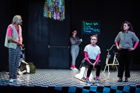 Theater  / „Intervention“ im Kasemattentheater – Ein ganz normaler Selbstbetrug