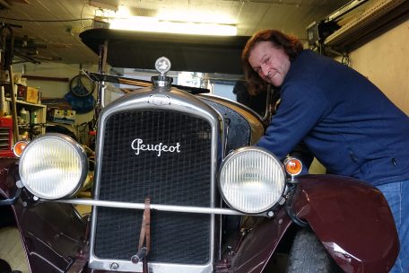 Aus dem Jahr 1926 stammt dieser Oldtimer: Auf den Peugeot ist Nico Hames besonders stolz