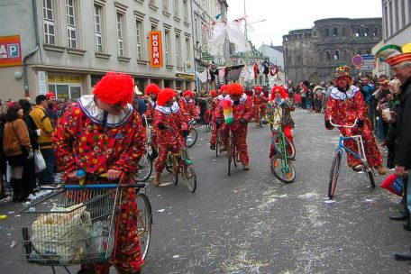 Der Olmer Verein mit den Clowns auf den verrückten Rädern ist auch in Trier zu Fastnacht ein gern gesehener Gast