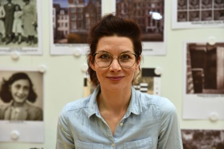 Schauspielerin Fabienne Hollwege nimmt die Schüler mit ihrer szenischen Lesung mit auf eine Reise