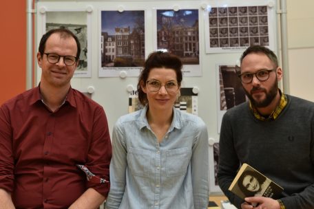 Romain Schroeder, Koordinator der Schülerprojekte des ZpB, Schauspielerin Fabienne Hollwege und LTMA-Lehrer Michel Bernard im Festsaal des LTMA in Lamadelaine