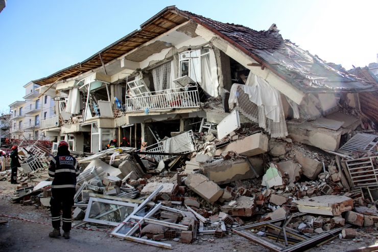 Naturkatastrophe / Mindestens 22 Menschen sterben bei Erdbeben im Osten der Türkei