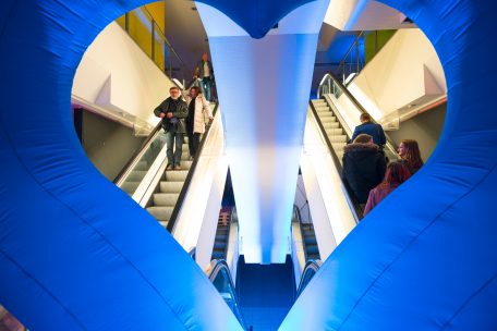 Fans in den unterschiedlichen Etagen des Kaufhauses unterwegs: „Lolas Bistro“ im leer stehenden C&A-Kaufhaus in Saarbrücken