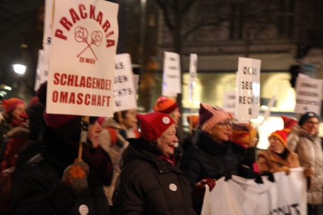 „Schlagende Omaschaft“: Am Freitag wurde gegen die schlagenden, oft deutschnationalen Burschenschaften demonstriert 