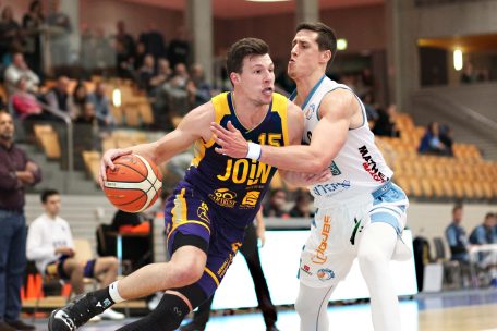 Steinsel (Jett Speelman, in Lila) und Contern (Trent Weaver, in Weiß) müssen den bitteren Gang in die Abstiegsgruppe gehen