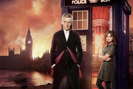 Der Doktor (Peter Capaldi) und Clara Oswald (Jenna Coleman) vor der Raum-Zeit-Maschine Tardis aus der britischen Serie „Doctor Who“
