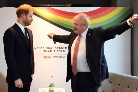 Man weiß nicht, was Boris Johnson Prinz Harry hier gerade erklären will, ebenso schleierhaft sind die Zukunftspläne des britischen Premiers für die Wirtschaft des Vereinigten Königreiches