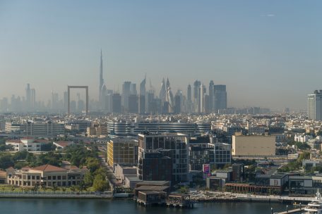 Blick aus den Räumlichkeiten der Handelskammer auf die Stadt Dubai 