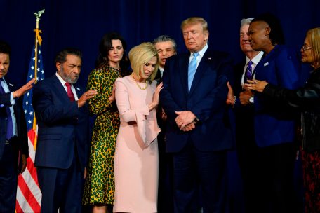 „Israel wurde gerade von Gott geküsst“: Die „Evangelikalen für Trump“ nehmen den US-Präsidenten in ihren Gebetskreis – eine Wahlempfehlung an Millionen ihrer Anhänger in den USA 