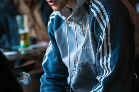 Seine Mutter sagt über Bruce, dass er ein Kopfmensch ist. Er denke viel nach – über die verschiedensten Themen.