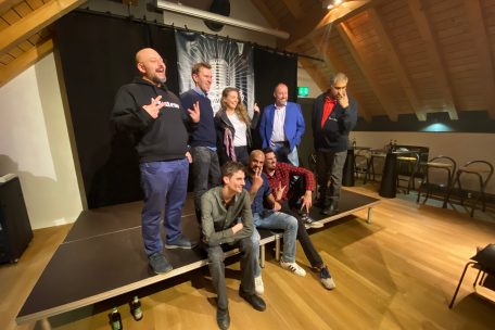 Offene Bühne / Ein ökologischer Dritter Weltkrieg und der Hof in Aufruhr: Stand-up-Comedians nehmen in Petingen alles auf die Schippe