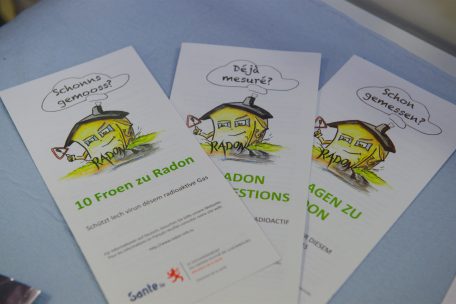 Die Strahlenschutzabteilung des Gesundheitsministeriums klärt mit Faltblättern über Radon auf
