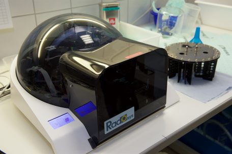 Im Labor werden die Exposimeter, die wie kleine Filmdose ähnliche sehen, in einem solchen Gerät ausgewertet