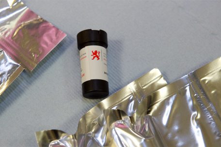 Die Exposimeter werden eingeschweißt, verschickt und messen in den Häusern der Testhaushalte die Radonbelastung