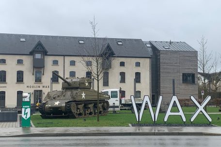 Der US-amerikanische Sherman-Panzer, den man im letzten Jahr in der Ausstellung  „Lëtzebuerg am Zweete Weltkrich – 75 Joer Liberatioun“  sehen konnte, steht jetzt vor der Wax-Mühle, gleich neben dem „9/44“