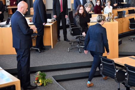 Zäsur / FDP-Politiker lässt sich mit AfD-Stimmen zum Ministerpräsidenten wählen