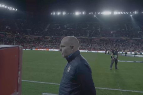 Dies ist der Moment, der dem Regisseur besonders in Erinnerung geblieben ist: Trainer Bertrand Crasson ist beeindruckt vom Sevilla-Stadion