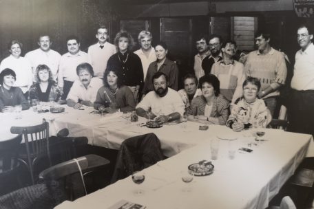 Gaby (r.) mit mehreren Tageblatt-Mitarbeitern bei einem Firmenessen in der „Klensch“ in Monnerich