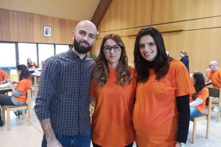 Rizos Geschwister Enes (l.) und Enesa Agovic (r.) zusammen mit Rizos Frau, Enisa Musovic-Agovic (M.). Sie waren am Samstag den ganzen Morgen auf den Beinen, um sich bei allen, die gekommen waren, zu bedanken.