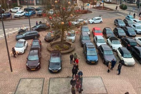 Die Menschenschlange reichte am Samstagmorgen bis vor die Tür des Schifflinger Rathauses