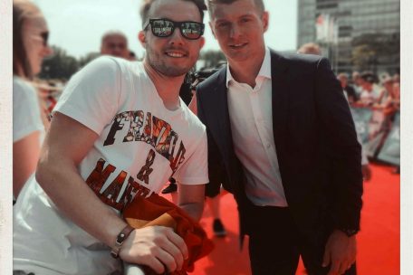 Bei der Präsentation seines Film entstand in Köln ein zweites Foto mit Toni Kroos – diesmal mit der Erlaubnis, geteilt zu werden