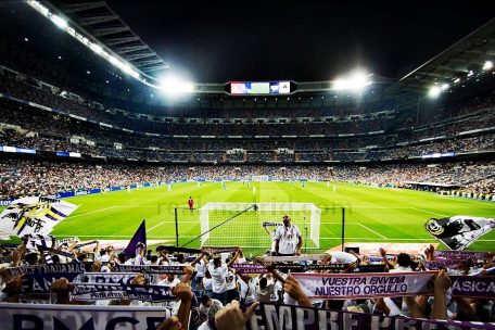 Ein weißes Shirt ist im Fanblock Pflicht