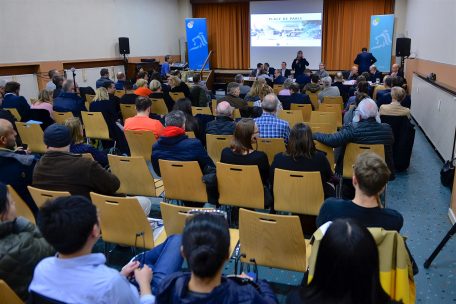 Unter den Anwesenden befanden sich auch mehrere Geschäftsleute, die sich um ihre Zukunft sorgen
