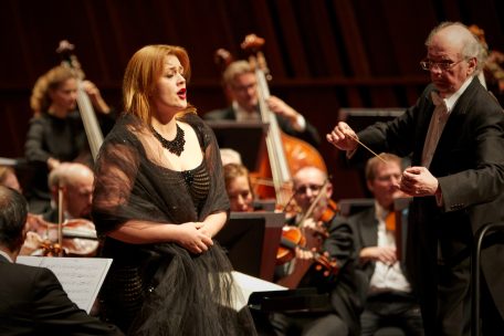 Alain spannt den Bogen / In der Philharmonie finden Orchester und Dirigent Janowski nicht zueinander