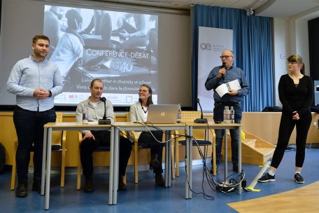 Marc Schoentgen (2.v.r.), Direktor des Zentrums für politische Bildung, stellte dem Publikum Laura (1.v.r.) und Max (1.v.l.) vor. Beide sind Mitglieder der Jugendkonferenz CGJL.