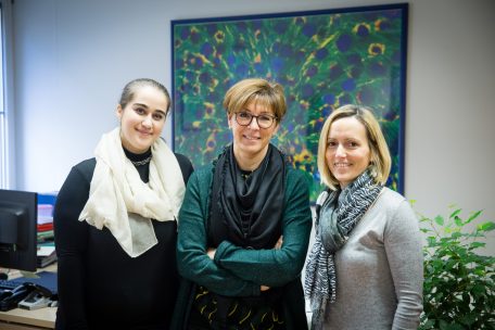 Schulmediatorin Lis De Pina (Mitte) mit ihren Assistentinnen Almina Skrijelj (l.) und Carla Oliveira