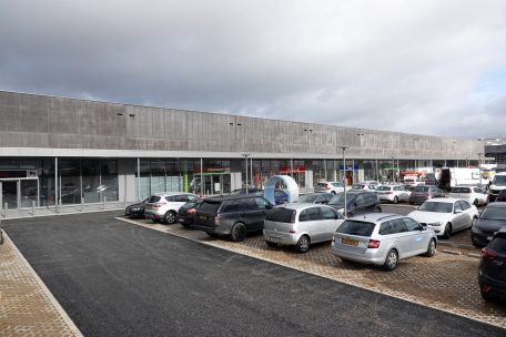 Fast, aber noch nicht ganz fertig. Für die 14 Geschäfte soll mit 264 Stellplätzen auch ausreichend Parkraum für die Kundschaft bereitstehen.