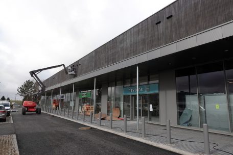 Zurzeit laufen die Arbeiten zur Fertigstellung auf Hochtouren. Am 28. Februar sollen die ersten Geschäfte die Kunden empfangen.