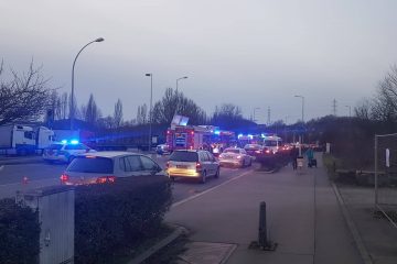 Unfall / Kreisel Raemerich: Fahrradfahrer gerät unter Lkw
