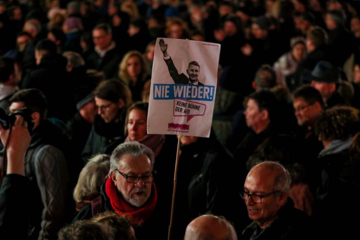 „Rassistisch motivierter Terroranschlag“ / Nach der Bluttat von Hanau will Berlin das Waffenrecht überprüfen