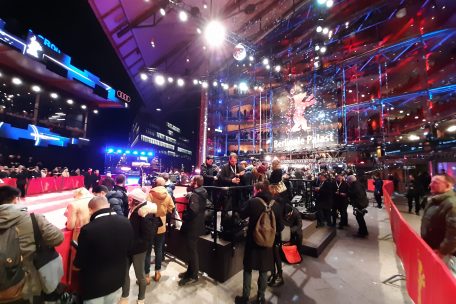 Der Journalistenkäfig neben dem Eingang zum Palast