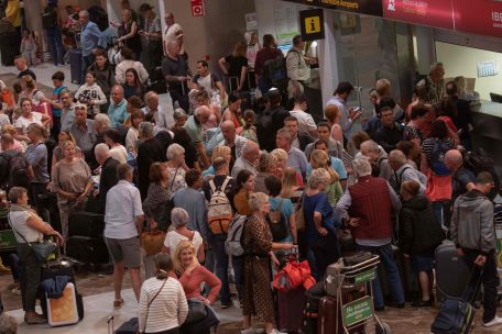 Wegen der vielen ausgefallenen Flüge herrscht an den Flughäfen der Kanarischen Inseln Chaos vor den Schaltern der Reisegesellschaften 